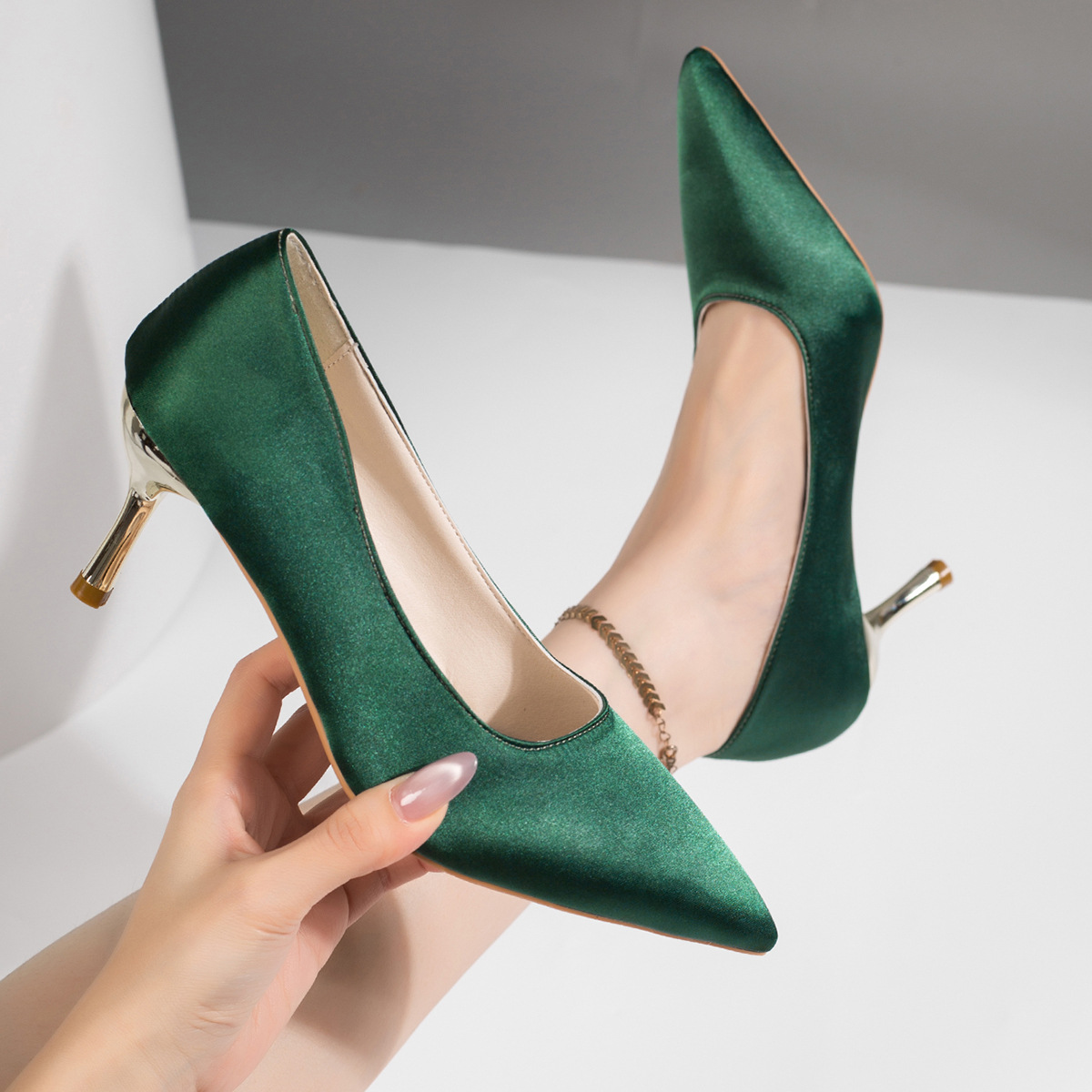 Sapatos de salto alto feminino - Court Heel Pointed avaliação e preço